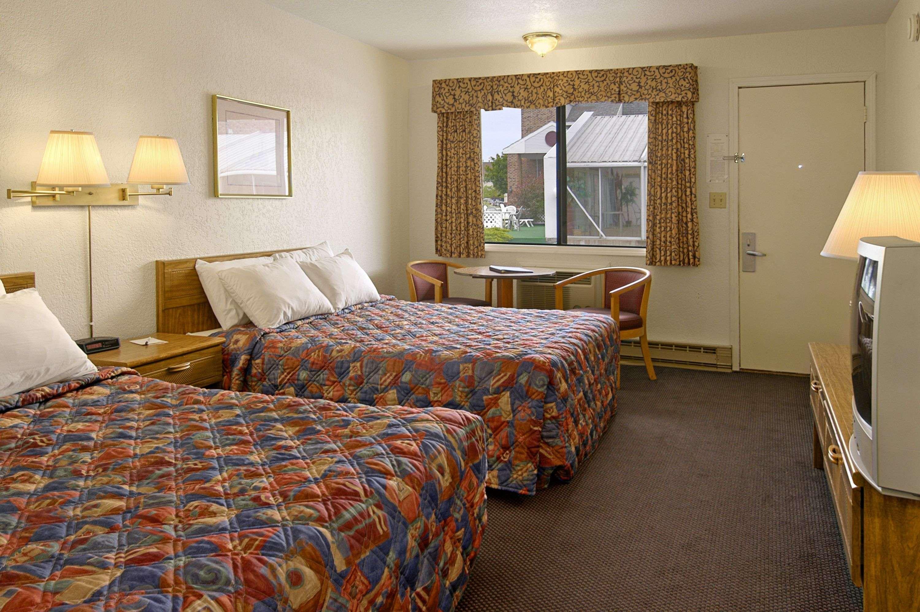 Days Inn By Wyndham Mackinaw City - Lakeview Exterior photo