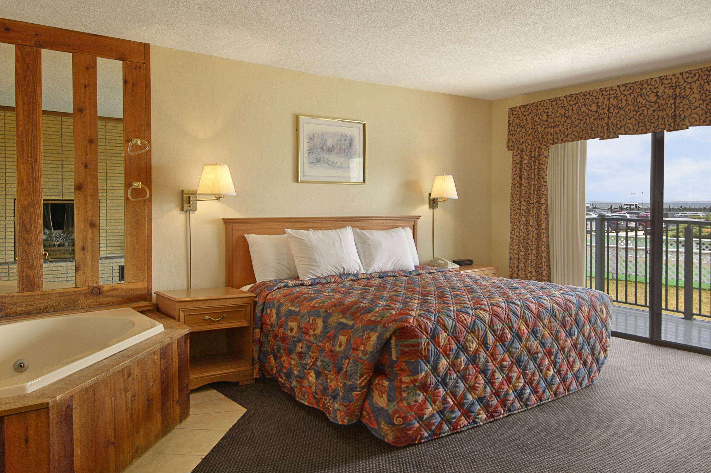 Days Inn By Wyndham Mackinaw City - Lakeview Exterior photo