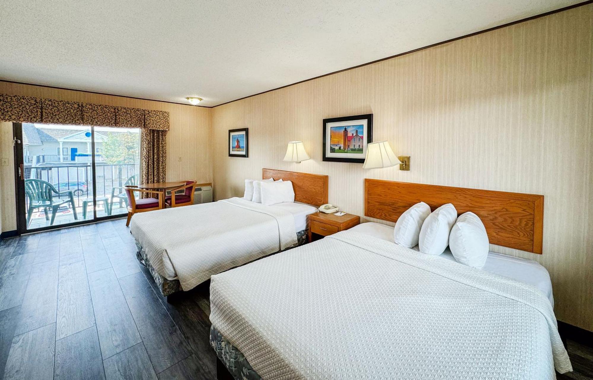 Days Inn By Wyndham Mackinaw City - Lakeview Exterior photo